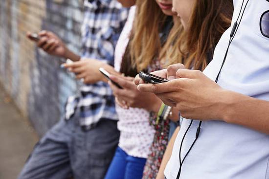 研究：青少年用社交媒体时长与抑郁症发病率成正比