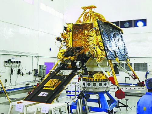 图片说明：整装待发的印度GSLV Mk-III运载火箭(上)与“月船2号”探测器。