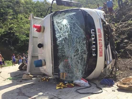 菲律宾一卡车坠崖造成11名学生死亡 另有20人被送医