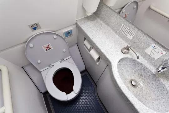 惊悚！西班牙机场一客机厕所发现裹布木乃伊胎儿