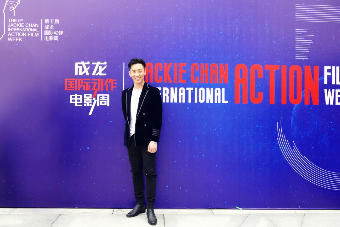杨政出席成龙国际动作电影周 与王力宏同台献唱