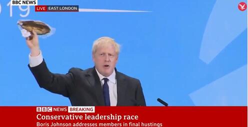 曾在演讲中掏出腌鱼的英国新首相，这次谈脱欧又抱起一只鸡