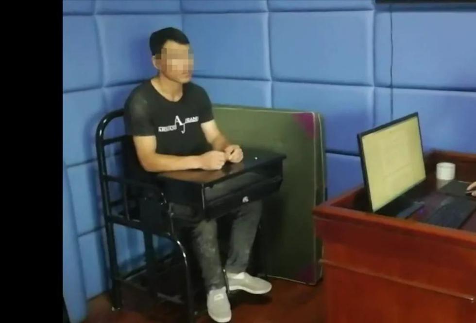 男子尾随一辆自行车，在他身后还跟着一辆轿车…