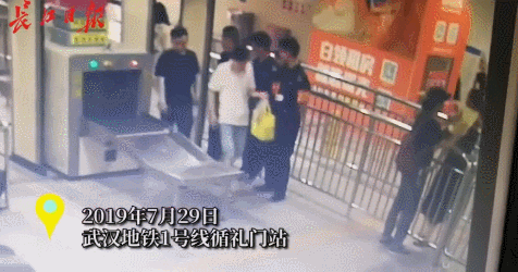 3岁萌娃在地铁站哭闹“较真”，网友却为她点赞
