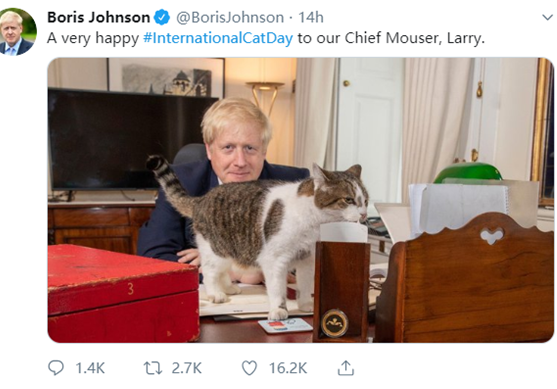 英首相上任两周首次发办公室照，晒了与“首席捕鼠官”合影