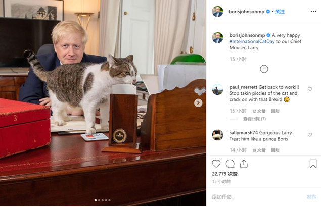 英首相上任两周首次发办公室照，晒了与“首席捕鼠官”合影