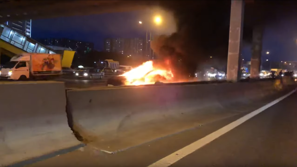 特斯拉电动汽车在俄与拖车相撞  随后起火并发生两次爆炸