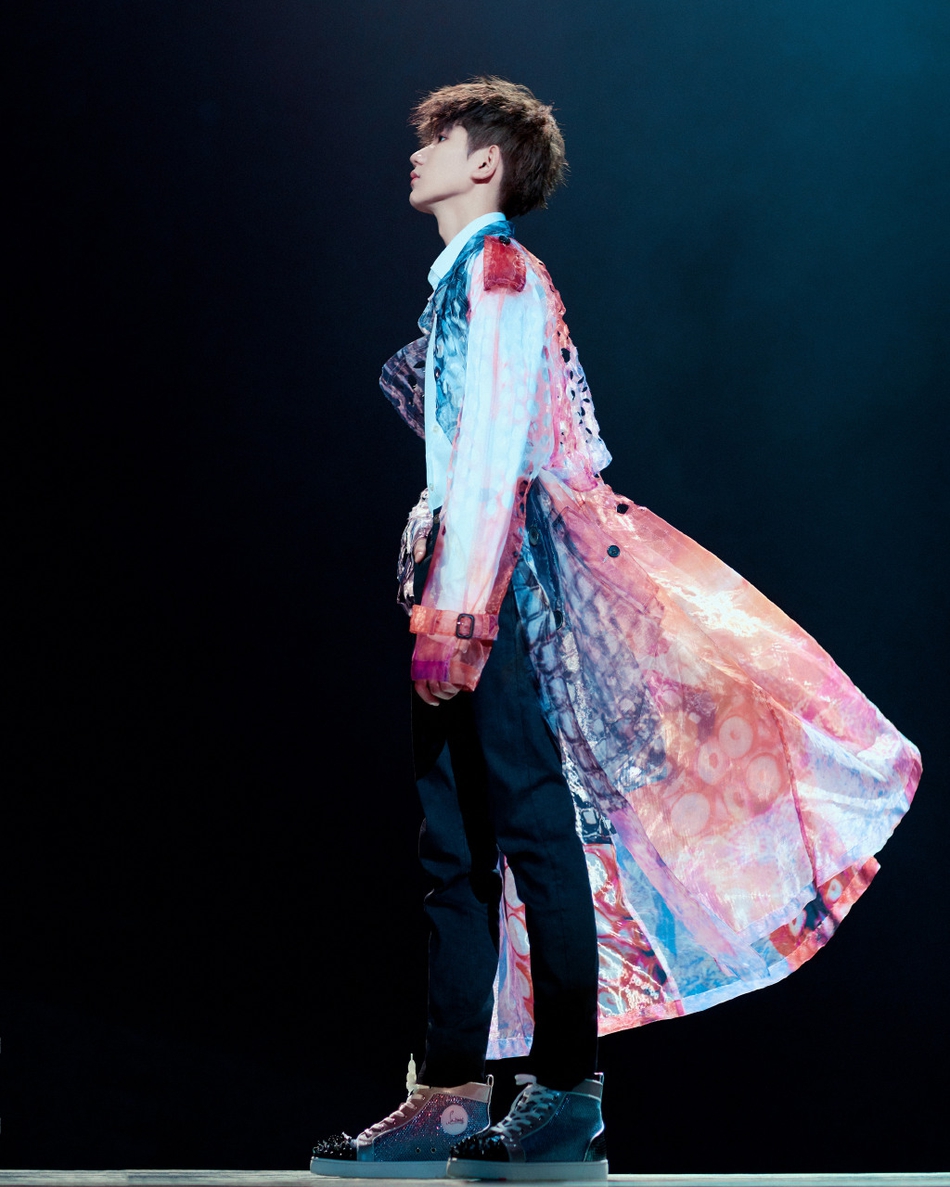 王源首场个唱薄纱风衣飘逸俊雅 调皮怼粉“没听的出去”_娱乐新闻_娱乐盒子