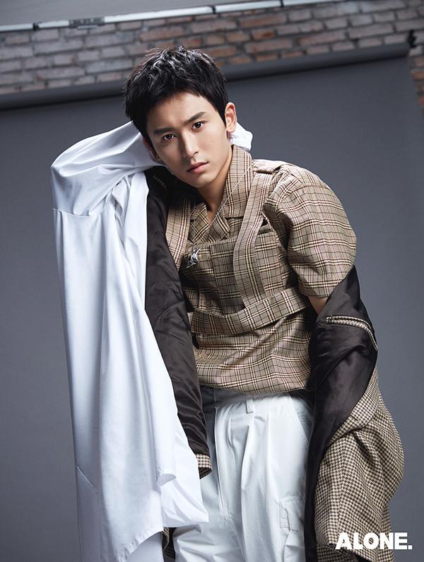 张哲瀚写真大片曝光 帅气有型尽显成熟魅力