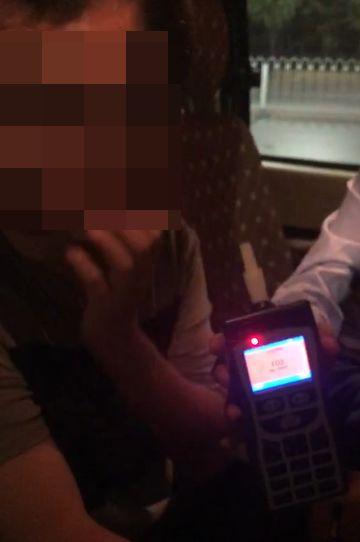 嫌代驾开车想吐 大哥把人撵下去自己上，结果…