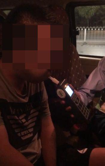 嫌代驾开车想吐 大哥把人撵下去自己上，结果…