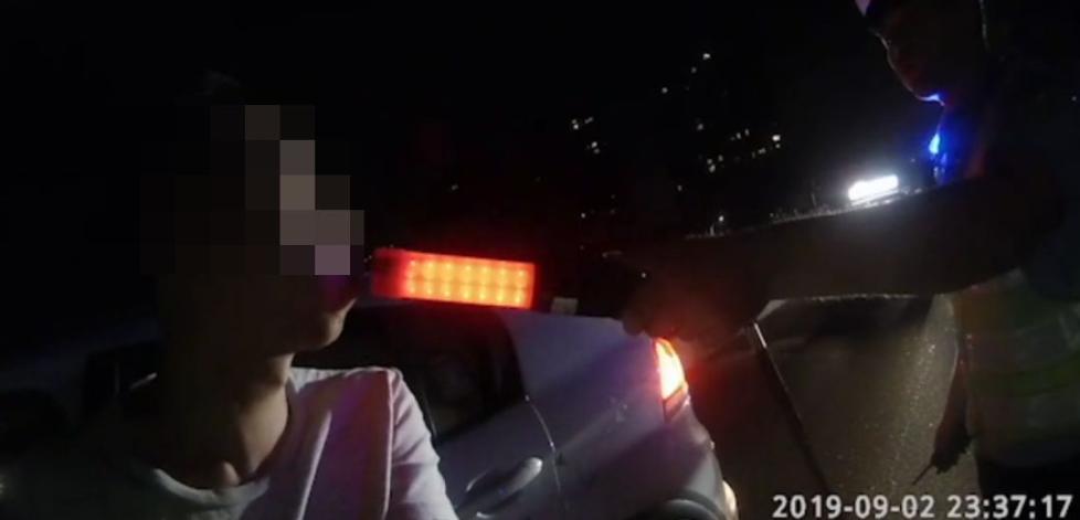 嫌代驾开车想吐 大哥把人撵下去自己上，结果…