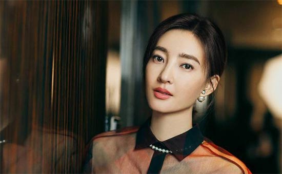 《决胜时刻》王丽坤挑战播音员 细节苦下功夫