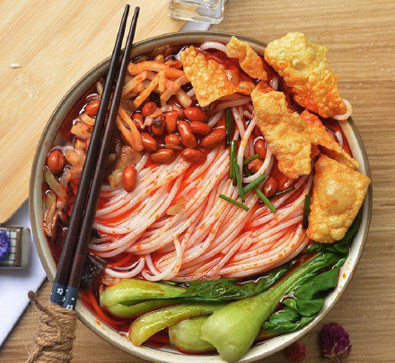 首家“螺蛳粉学院”揭牌！螺蛳粉是如何成为食品界“网红”的？