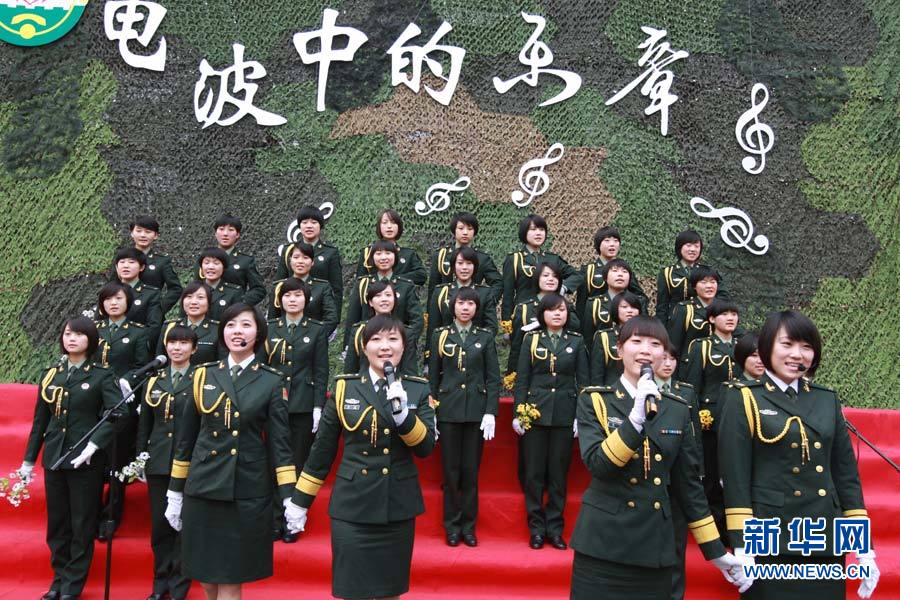 成都军区"模范话务连"的美丽女兵