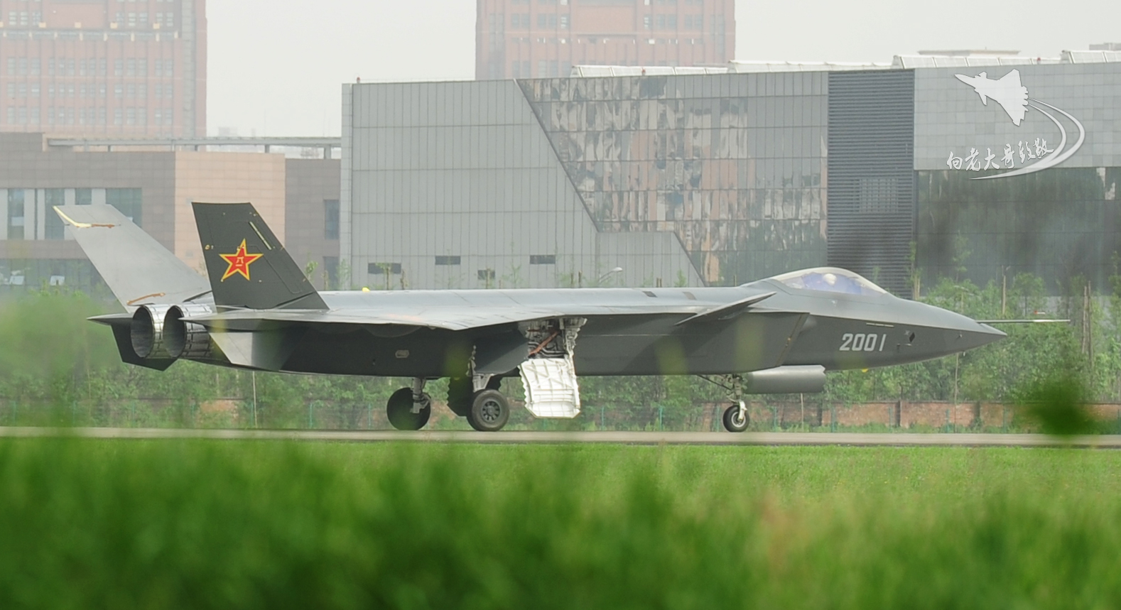 歼-20战机连续两天试飞 首见打开减速板(10/12)