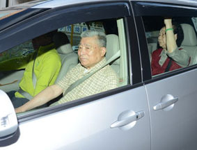 朱丽倩产女 刘德华父母外出喝茶笑容满面