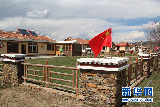 红原县安曲乡全新修葺的牧民定居区热坤村.新华网 王志艳 摄