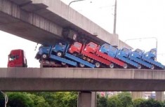 卡车运输中被卡在桥洞