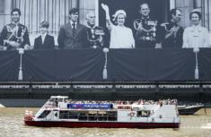 泰晤士河畔挂英皇室照