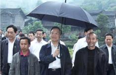 温家宝调研自己打雨伞