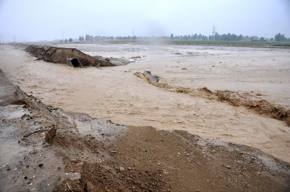 甘肃玉门出现强降雨多处民房倒塌(组图)