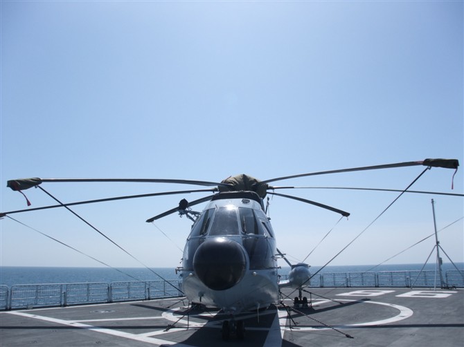 中国海军071型登陆舰所配备的运输型直-8舰载机