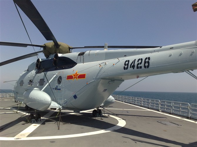 中国海军071型登陆舰所配备的运输型直-8舰载机