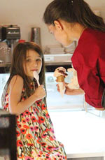 凯蒂和女儿冰淇淋店打闹
