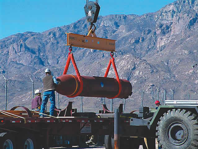 准备接受测试的巨型钻地弹