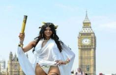 伦敦：超模拍半裸写真助阵奥运