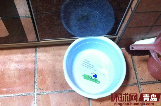 曲先生家用脸盆接雨水