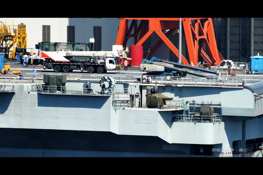 上上下下的艺术:我航母进行战机升降机测试