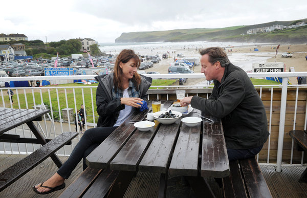 英首相夫妇海边享受假期 喝啤酒吃海鲜秀甜蜜