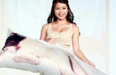 台宅男女神推裸臀抱枕