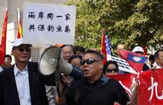 两岸在日驻美使馆抗议