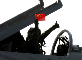 巴基斯坦JF-17战机飞行员挥舞中国国旗
