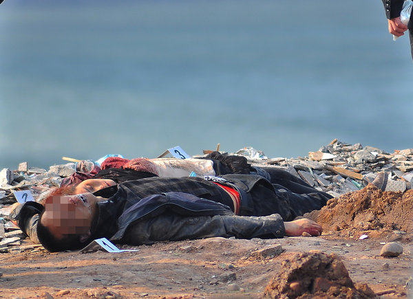 情侣横尸垃圾堆旁 男子服毒女子身中数刀