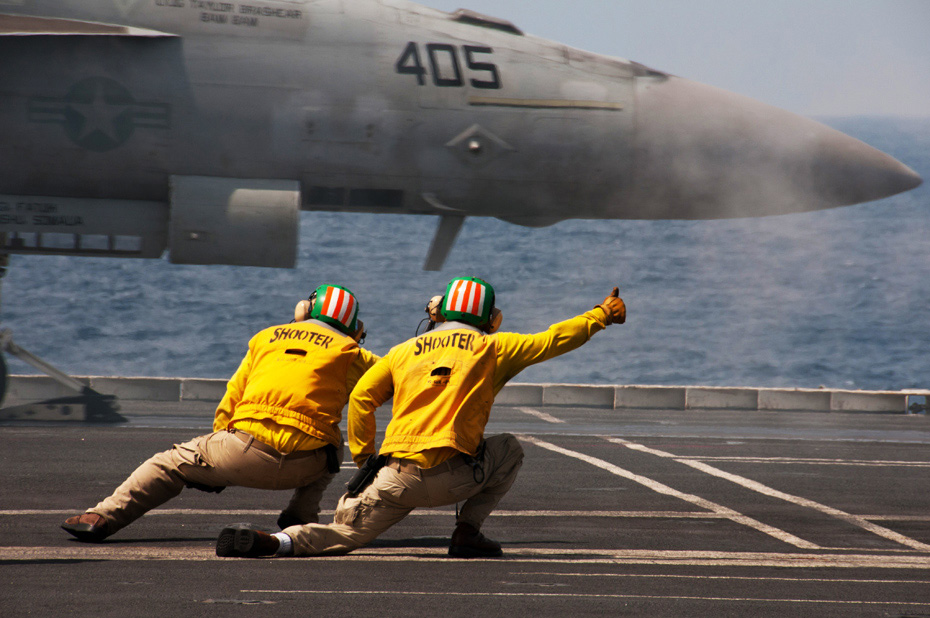 超酷:美军航空母舰飞行甲板上的大拇指——图解美海军航空兵手势