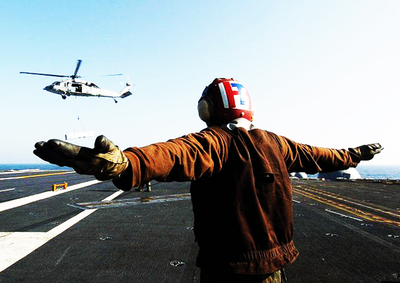 超酷:美军航空母舰飞行甲板上的大拇指——图解美海军航空兵手势
