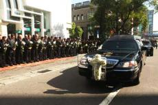 千人捧花迎辜濂松灵柩：中信金总部降半旗