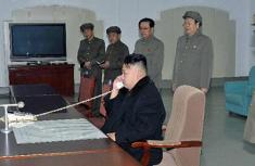 金正恩现场指挥卫星发射