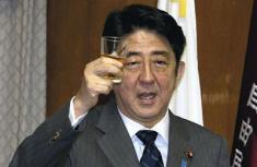 安倍高唱《君之代》 被指为军国主义招魂