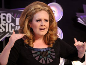 阿黛尔产后首秀将亮相金球奖演唱007主题曲