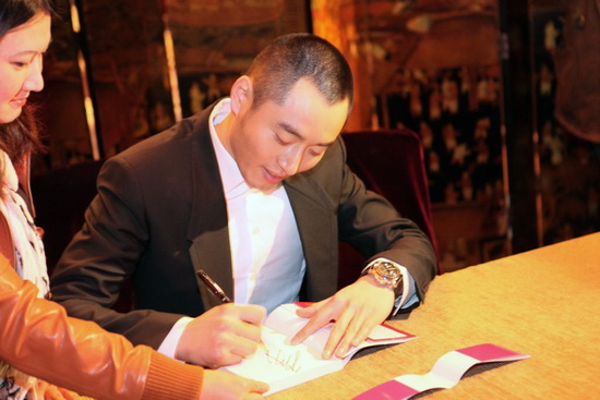 李东学台北见面会谢剧迷 小s邻居激动求墨宝