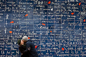 去巴黎爱墙 写满全世界的甜言蜜语