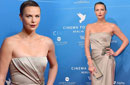 柏林电影节查理斯塞隆低胸裙惊艳
