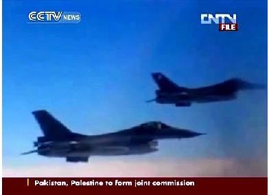 央视网有关图-95飞临关岛遭F-15拦截的报道，资料画面中展示的却是F-16。