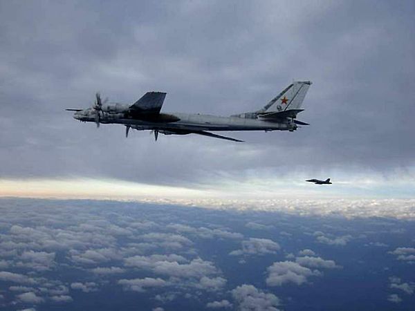 这张被媒体经常用的图片拍摄于2007年，地点是阿萨斯加州努尼瓦克岛（Nunivak）附近上空，美国空军第3联队（驻扎地：埃尔门多夫-理查德森联合空军基地）的一架F-22“猛禽”战机拦截一架俄罗斯空军图-95“熊”轰炸机，这是美军“猛禽”与俄罗斯“熊”的首次“对决”。