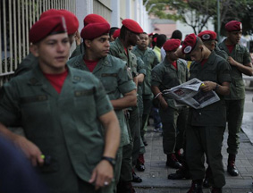 委内瑞拉士兵排队等待投票